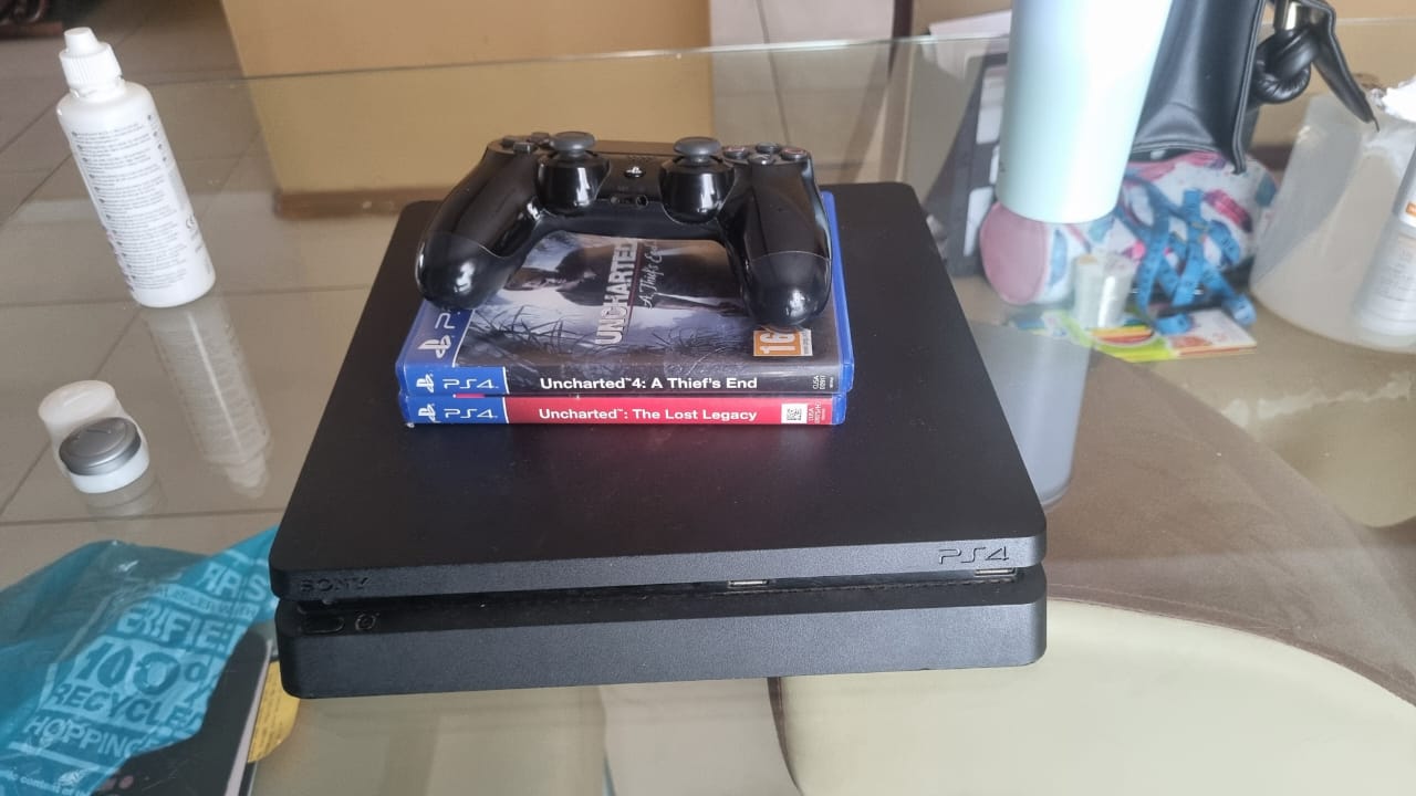 PlayStation 4 500gb 2 games